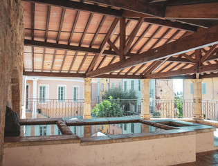 Cotignac dans le Var en Provence verte. Le lavoir au centre du village