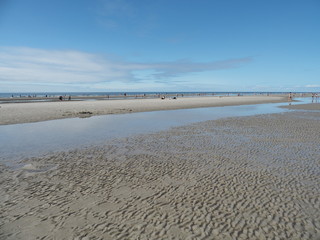 Sankt Peter-Ording - Pfahlbauten, Salzwiesen, Strandkörbe und Strand an der Nord
seeküste am Nationalpark Wattenmeer