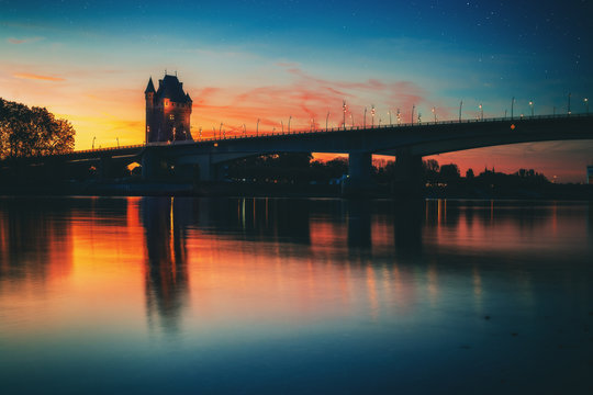 Nibelungenbr&uuml;cke Worms in der Abendd&auml;mmerung