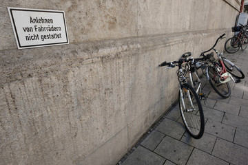 Schild Anlehnen von Fahrrädern nicht gestattet und Fahrräder