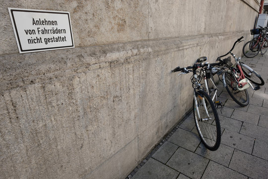 Schild Anlehnen von Fahrr&auml;dern nicht gestattet und Fahrr&auml;der