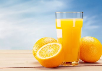 Orange juice and slices of orange