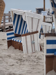 Sankt Peter-Ording - Pfahlbauten, Salzwiesen, Strandkörbe und Strand an der Nordseeküste am Nationalpark Wattenmeer
