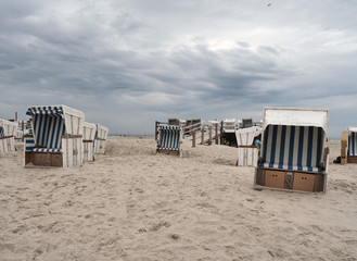 Sankt Peter-Ording - Pfahlbauten, Salzwiesen, Strandkörbe und Strand an der Nordseeküste am Nationalpark Wattenmeer
