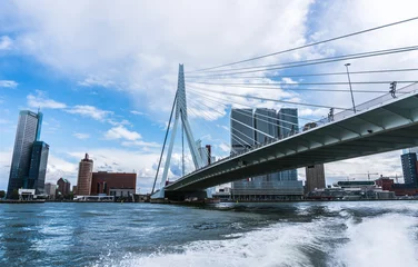 Photo sur Plexiglas Pont Érasme Rotterdam Skyline avec le pont Erasmus (quartier de Kop van Zuid), Pays-Bas