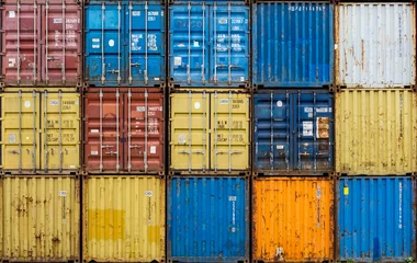Stapel von bunten und rostigen Containern im Hafen von Antwerpen, Montag, 25. Juni 2017, Antwerpen, Belgien. © Erik_AJV