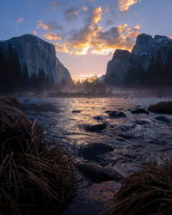 Fototapeta na wymiar Sunrise at Valley View on Merced River in Yosemite