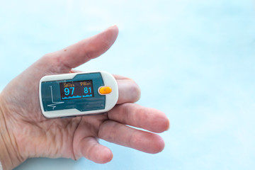 device for measuring the level of oxygen in the blood-pulse oximeter on the arm