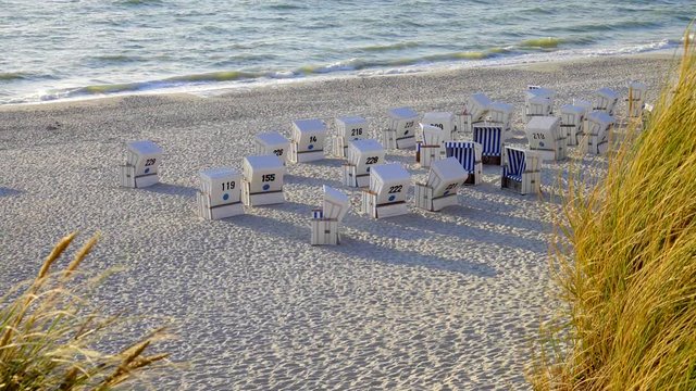 Strandk&ouml;rbe am Nordseestrand 
