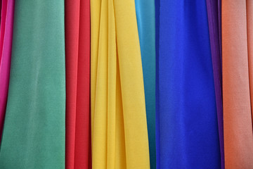 Tissus colorés à la coupe en boutique
