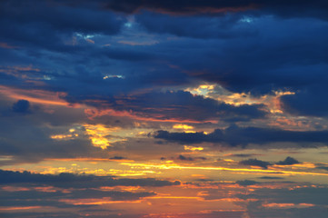 Obraz premium Beautiful sunrise in the village with clouds and orange sky