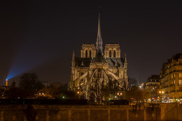 Chevet de la cath&eacute;drale Notre-Dame de Paris, de nuit.