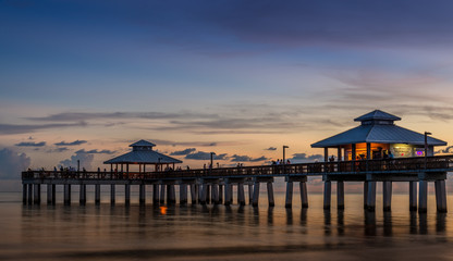 Fototapeta na wymiar Pier in Florida bei Sonnenuntergang