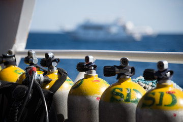 Tauchflaschen auf einem Tauchboot auf dem Roten Meer in Ägypten