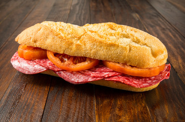 Bocadillo de salami y tomate