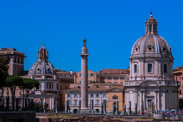 Fototapeta na wymiar Rome. Église Santa Maria di Loreto, colonne Trajane et église del Santissimo Nome di Maria al Foro Traiano 