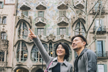 Naklejka na ściany i meble Asian couple on holidays in Barcelona