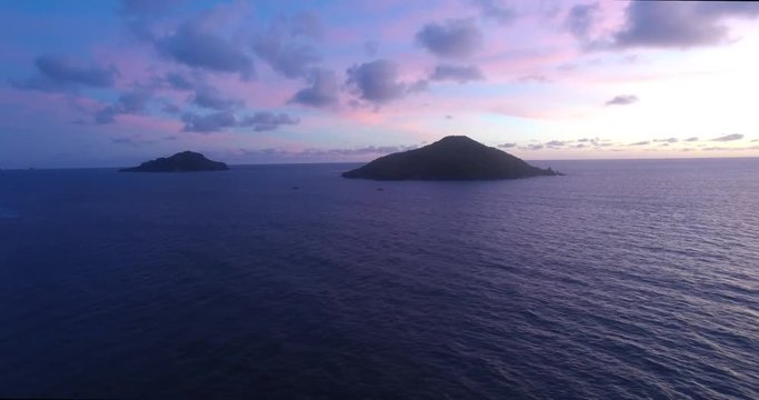 Hermosa isla en el puerto de Mazatl&aacute;n M&eacute;xico en una puesta de sol.