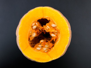 Kürbis aus der Vogelperspektive, aufgeschnitten, freigestellt