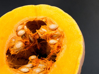 Aufgeschnittener Kürbis von oben, schwarzer Hintergrund, freigestellt