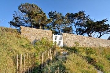 Ganivelles et portail en bois sur la côte bretonne