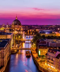 Papier Peint photo autocollant Berlin Vue aérienne des toits de Berlin avec la cathédrale de Berlin et la rivière Spree dans un magnifique crépuscule après le coucher du soleil pendant l& 39 heure bleue au crépuscule avec des nuages colorés spectaculaires, centre de Berlin Mitte, Allemagne