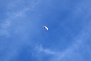Einzelner Paragleiter segelt durch die Lüfte