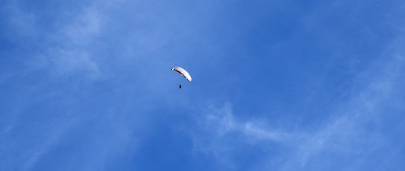 Paragleiter segelt hoch oben durch die Luft