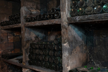 Alte Weinflaschen mit Spinnennetz