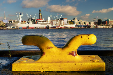 Hamburg Skyline mit Poller im Vordergrund