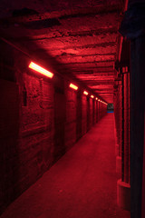 Rot beleuchteter Tunnel.