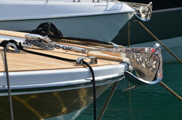 Prua yacht di lusso ancora