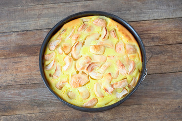 Apfelkuchen in einer Springform