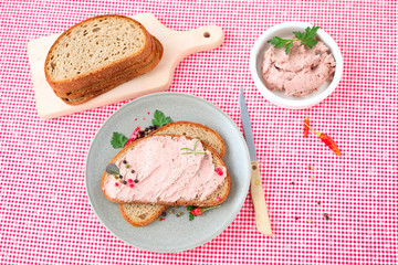 Brot mit Leberwurst