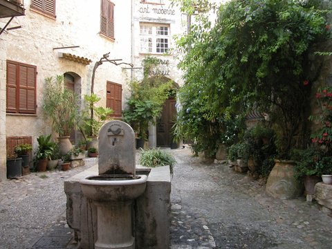 fontaine et ruelle provencale