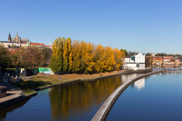 Obraz premium Colorful autumn Prague gothic Castle with the Lesser Town above River Vltava in the sunny Day, Czech Republic