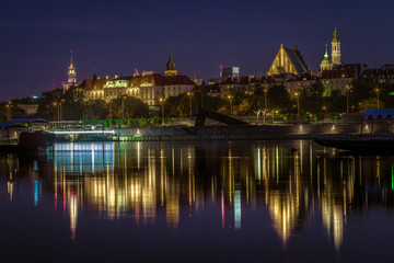 Fototapeta na wymiar Stare Miasto w Warszawie nocą pejzaż znad Wisły