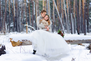 Fototapeta na wymiar Beautiful wedding couple on their winter wedding
