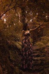 mujer joven en el bosque en otoño observando la naturaleza