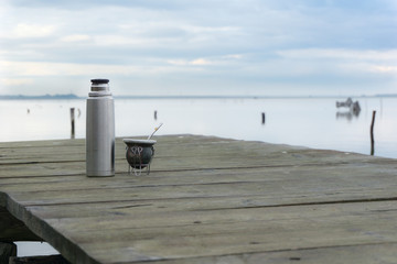 Bebida Mate, Origen Argentino con su termo, disfrutando mate en tranquilidad © Jorge