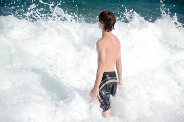 Joven en el mar