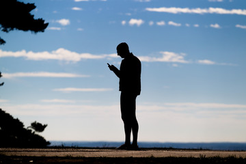 Silhouette Mann mit Handy