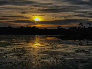 Naklejka premium lake on sunset sun coming down