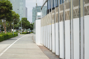 歩道と建築中ビルの防護壁出入口