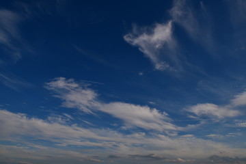 空の背景素材、青空、躍動感のある波しぶきのような雲