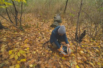 Naklejka premium Photographer unpacking bag in the forest