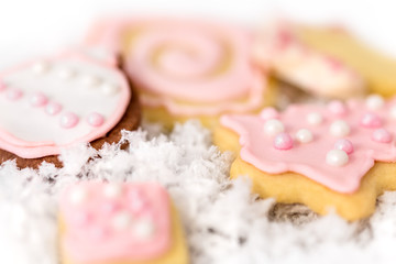 Obraz na płótnie Canvas Feine Plätzchen oder Kekse mit Royal Icing oder Zuckerguss in Rosa