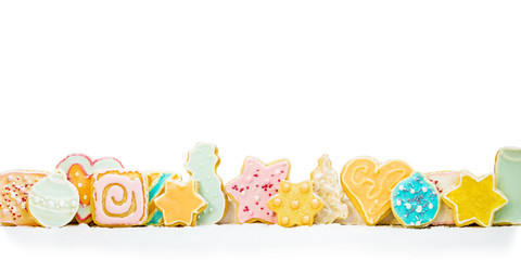 Viele bunte Plätzchen oder Kekse, verziert mit Perlen und Royal Icing, freisteller