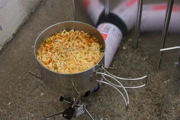 アウトドア　インスタントラーメン　ガスバーナー