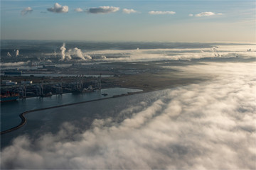 vue aérienne du port du Havre dans la brume au petit matin en France